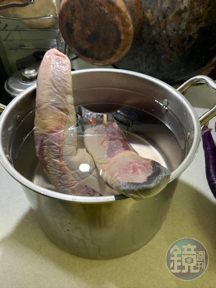 前一晚牛舌先解凍泡水過夜。