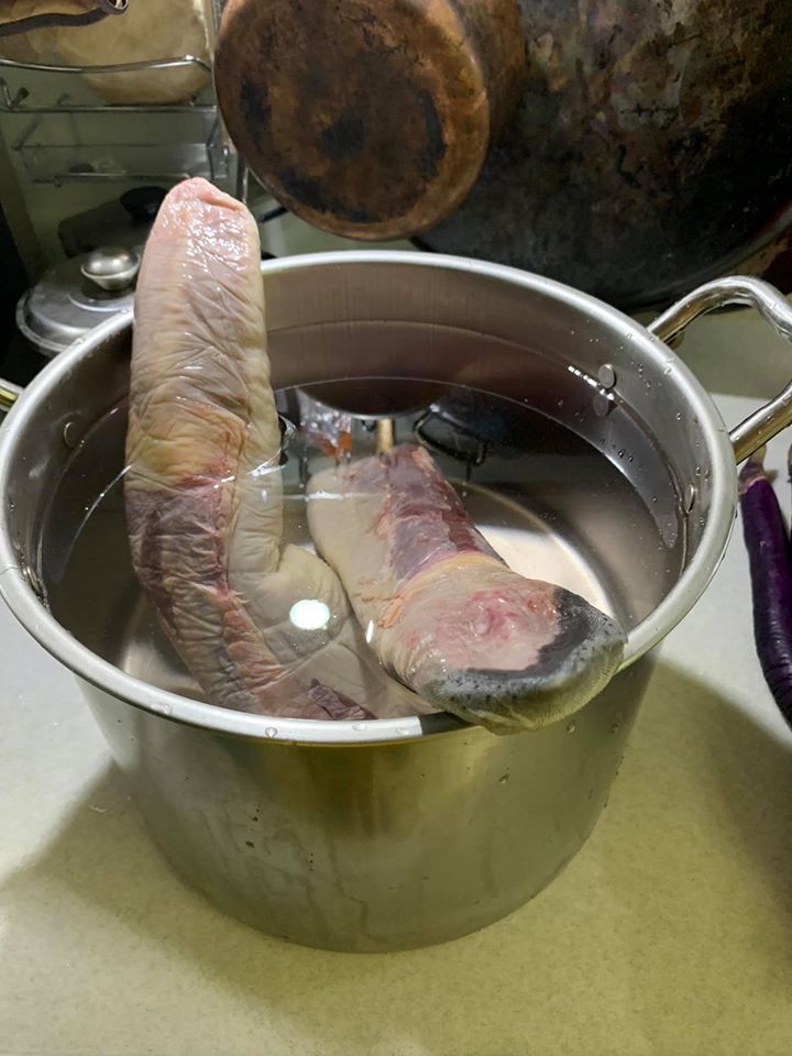 前一晚牛舌先解凍泡水過夜。