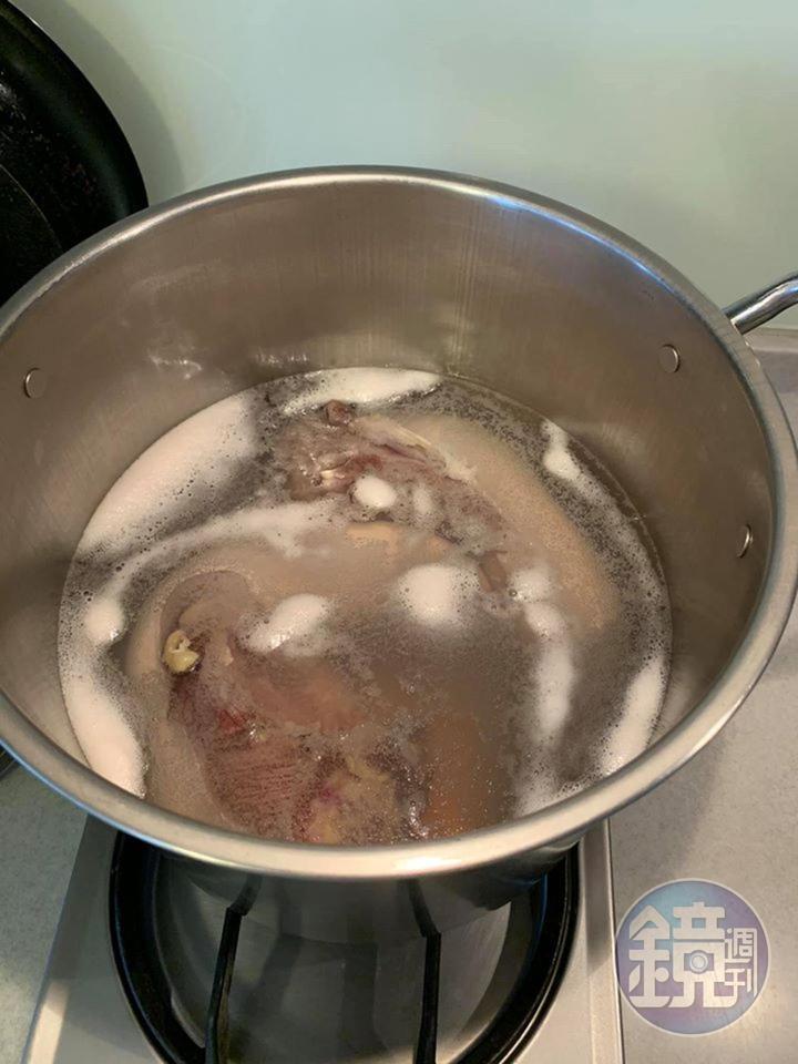 早上8點,牛舌入鍋煮沸。