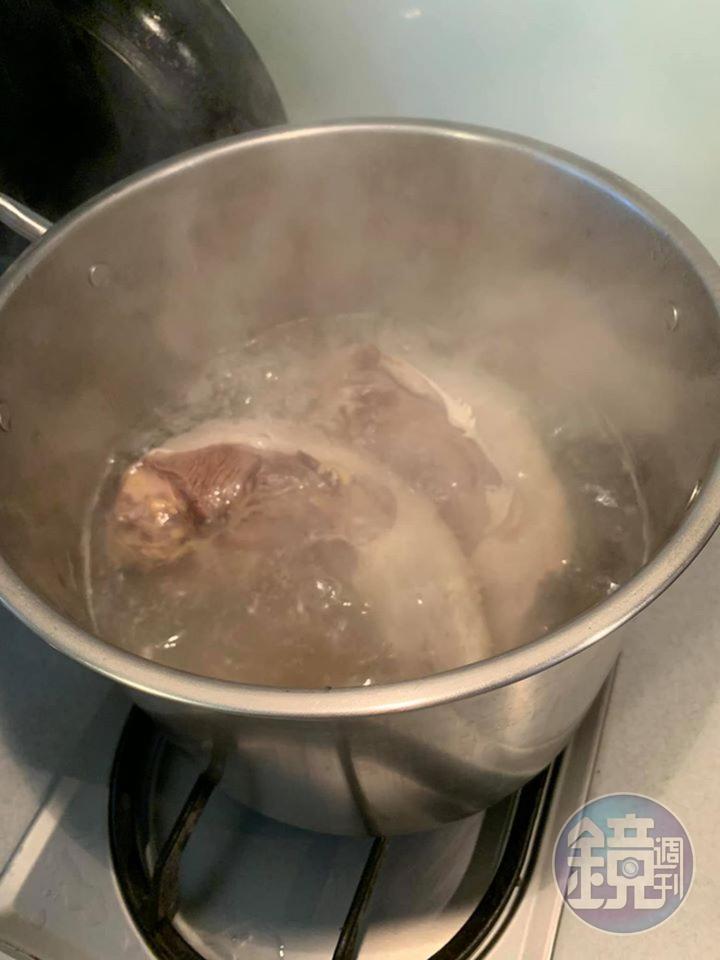 牛舌煮10分鐘後,關火靜置5小時,至下午1點。