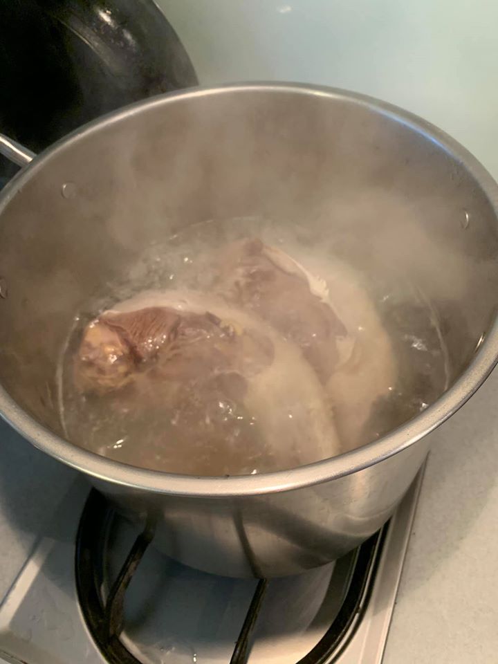 牛舌煮10分鐘後，關火靜置5小時，至下午1點。