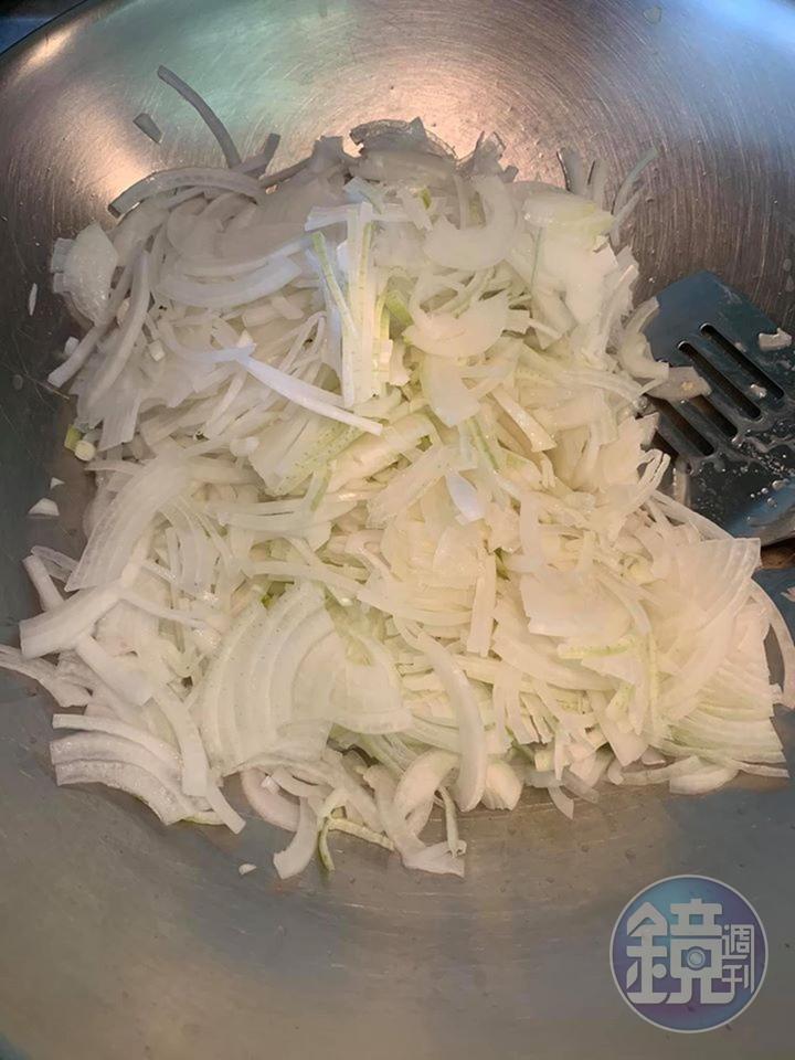 洋蔥下熱鍋炒。