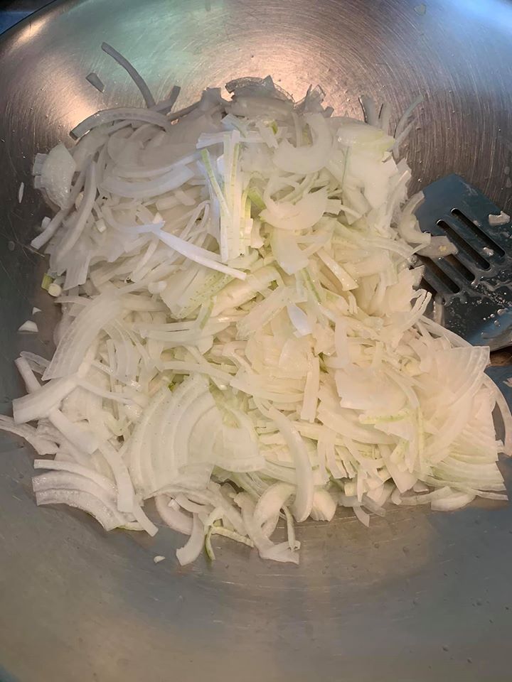 洋蔥下熱鍋炒。
