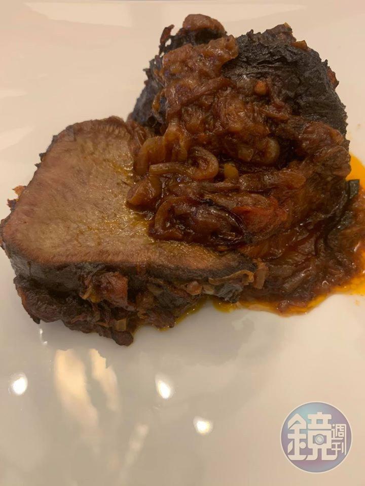淋上洋蔥醬汁,上桌。