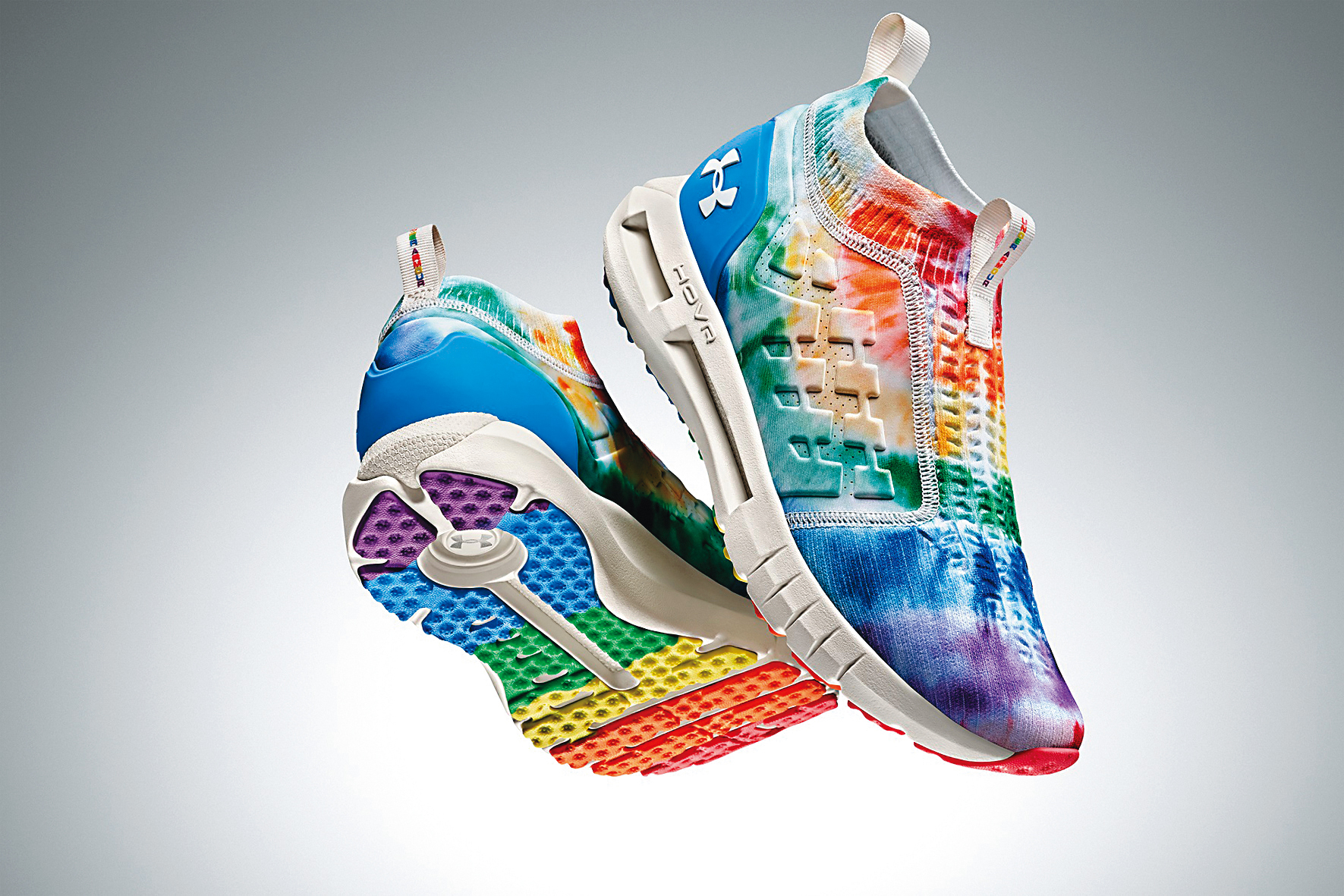 UA Pride彩虹紮染系列HOVR Phantom Slip Pride。NT$4,680(UNDER ARMOUR提供)