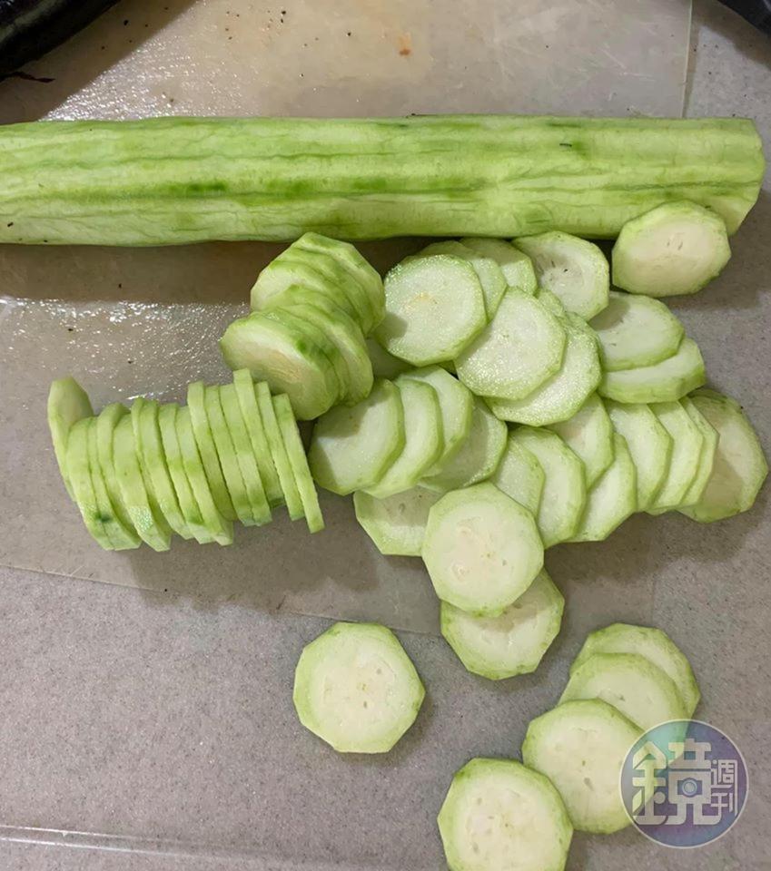 澎湖絲瓜切片。