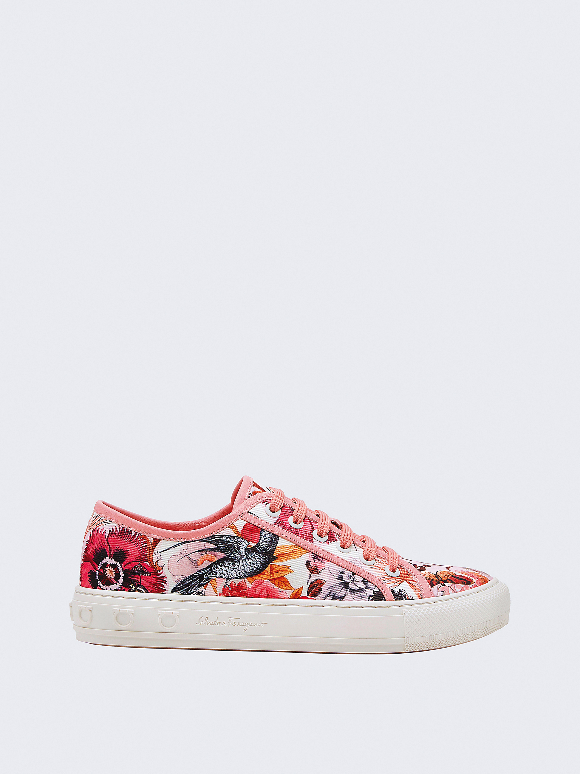 BORG PRINT粉色印花休閒鞋。NT$23,900(Salvatore Ferragamo提供)