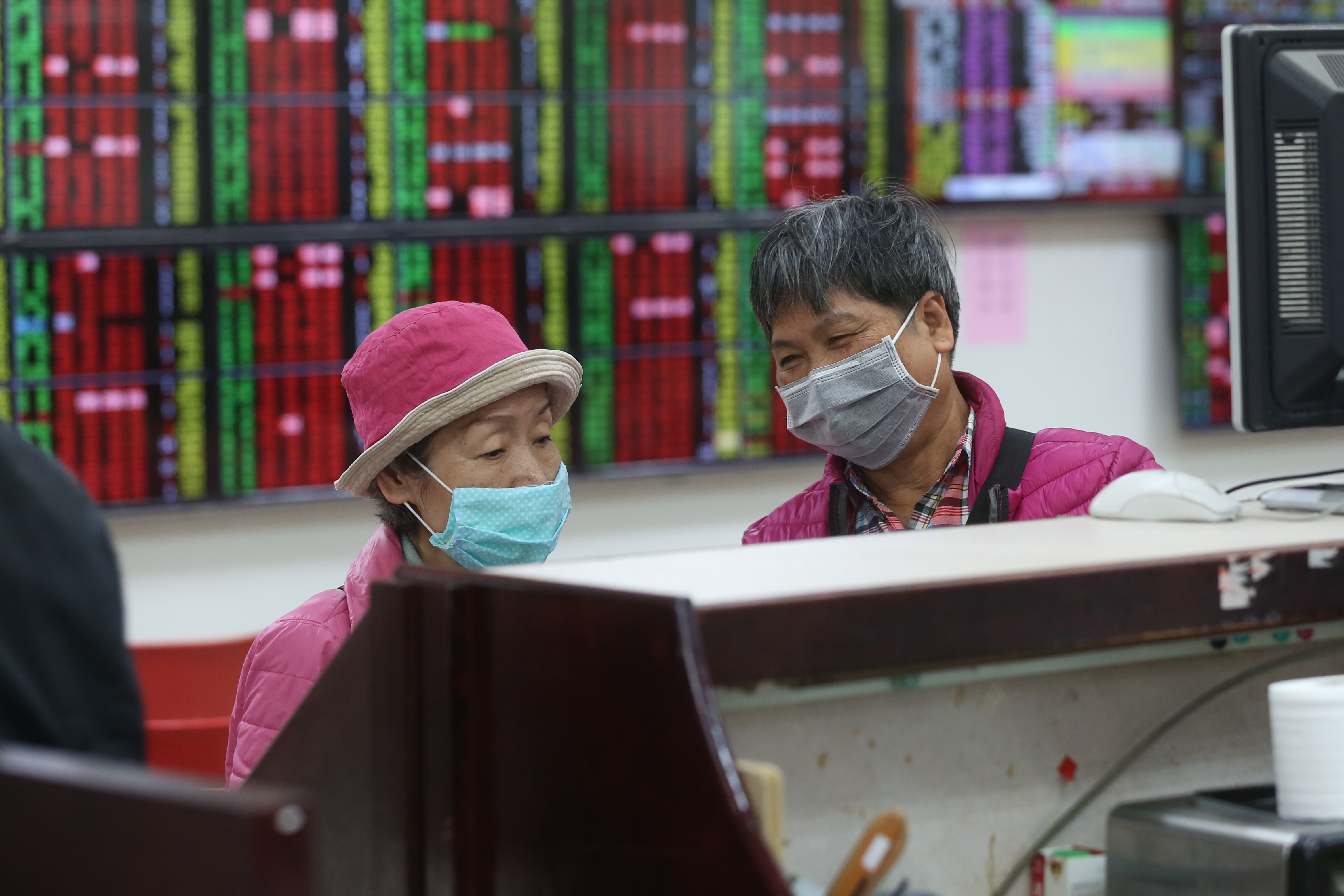 法人認為，台股將呈現高檔震盪，但科技產業如5G等趨勢不變，後勢可期。