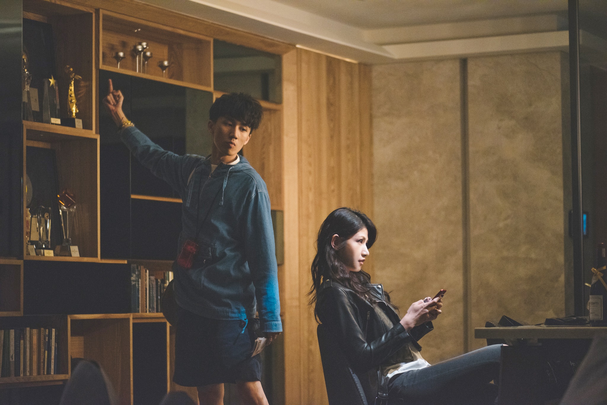 吳肇軒戲裡與沒有血緣關係的小媽李千娜相敬如冰，甚至在背後對她比中指。（双喜）