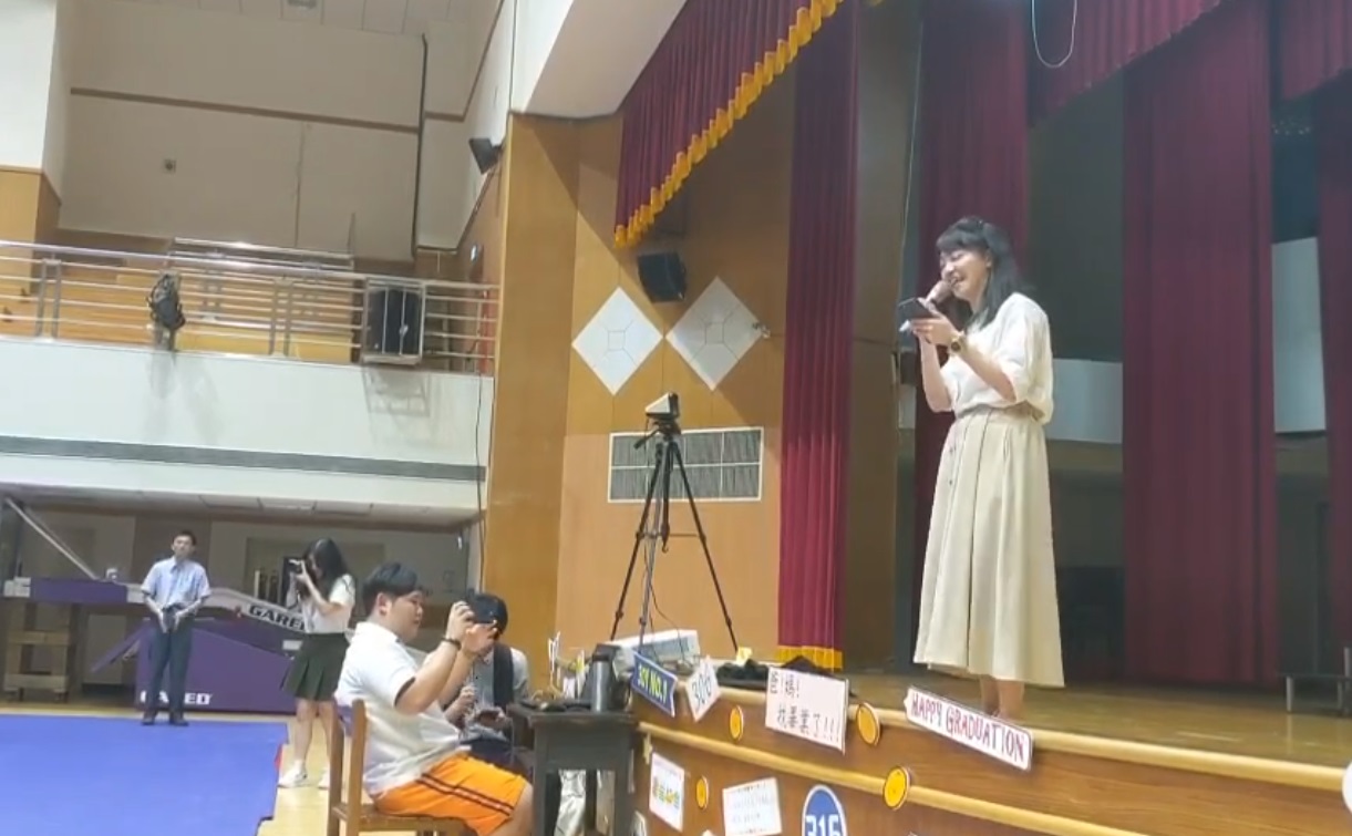 高嘉瑜今（12）日出席南湖高中畢業典禮，獻唱〈隱形的翅膀〉逗得台下學生哈哈大笑。（翻攝自高嘉瑜臉書）
