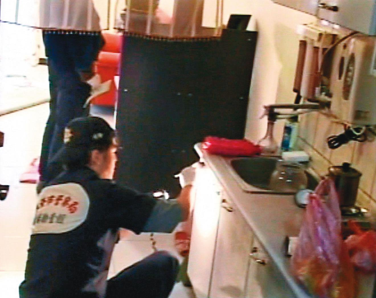 案發後,警方獲報至黃女住處採證。(東森新聞提供)