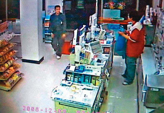 警方調閱監視器，發現游男等人犯案後曾一起進入超商。 （翻攝畫面）