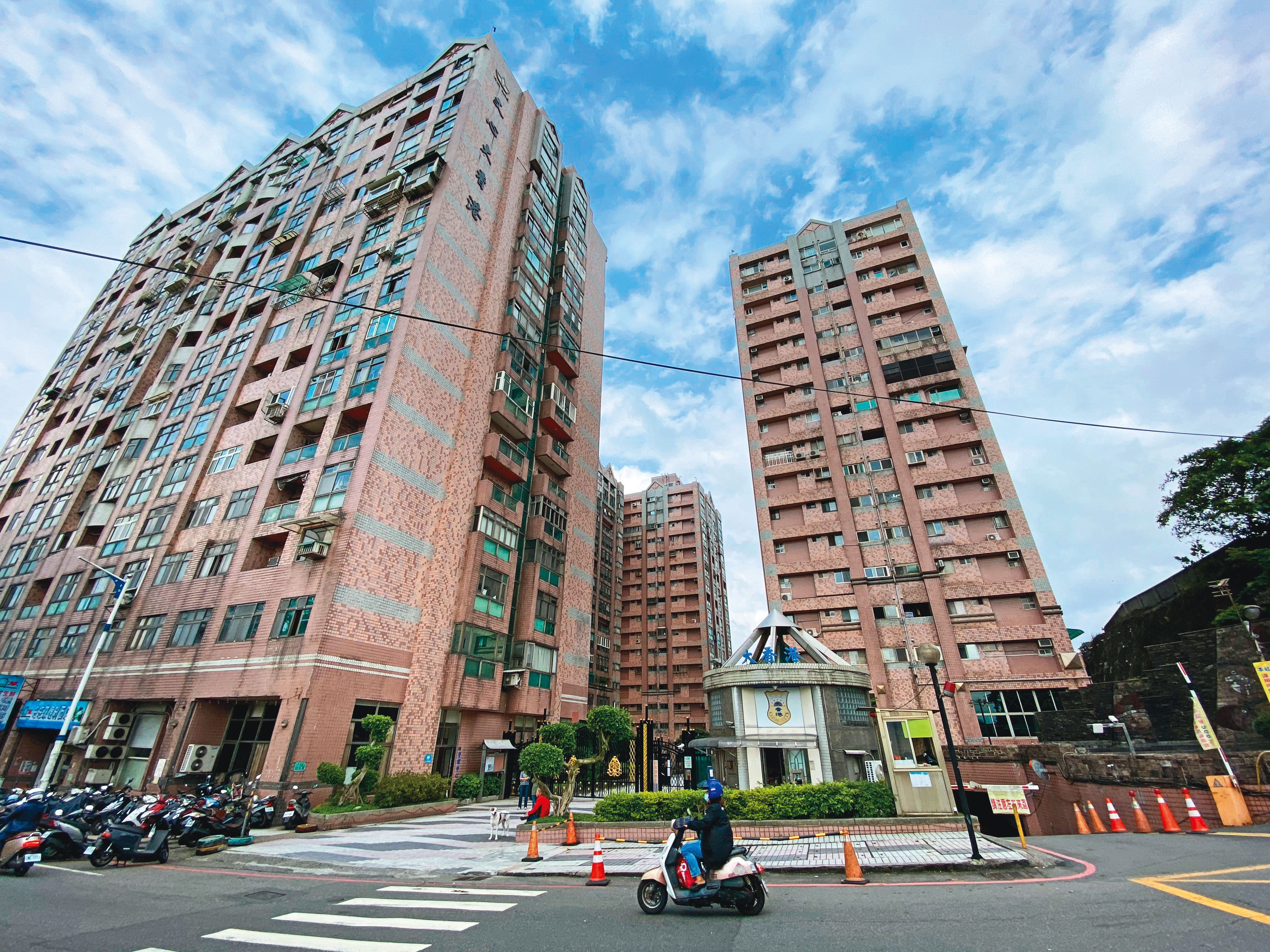 凶手游男曾與黃女住在同一個社區，黃還把游當成弟弟照顧。