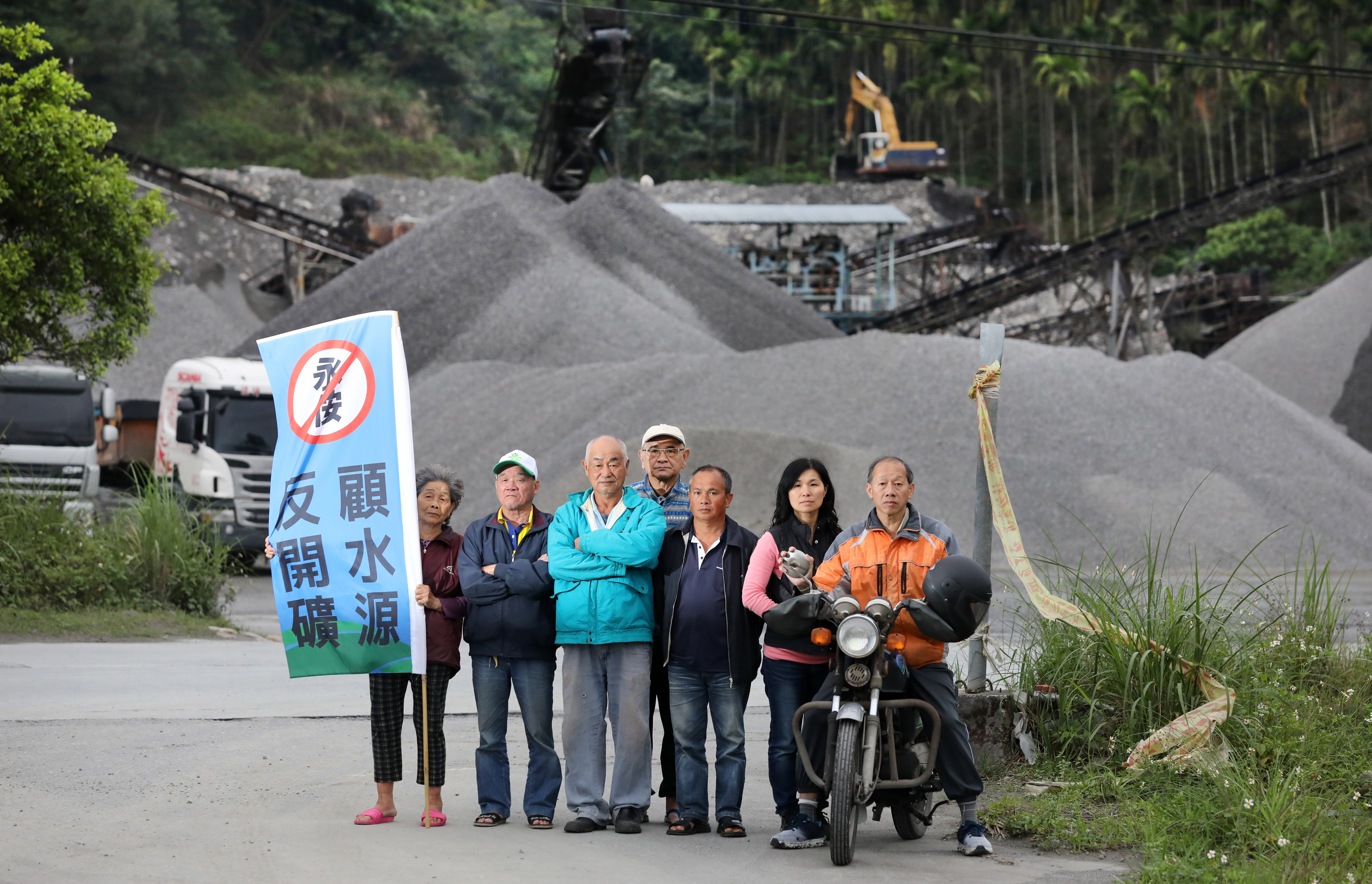 礦業改革停滯，一座位在宜蘭員山鄉、由永侒實業開發的礦場，卻在去年逆勢提出擴大礦業用地環評申請。老礦場死灰復燃，影響最深的是住在礦下的人。