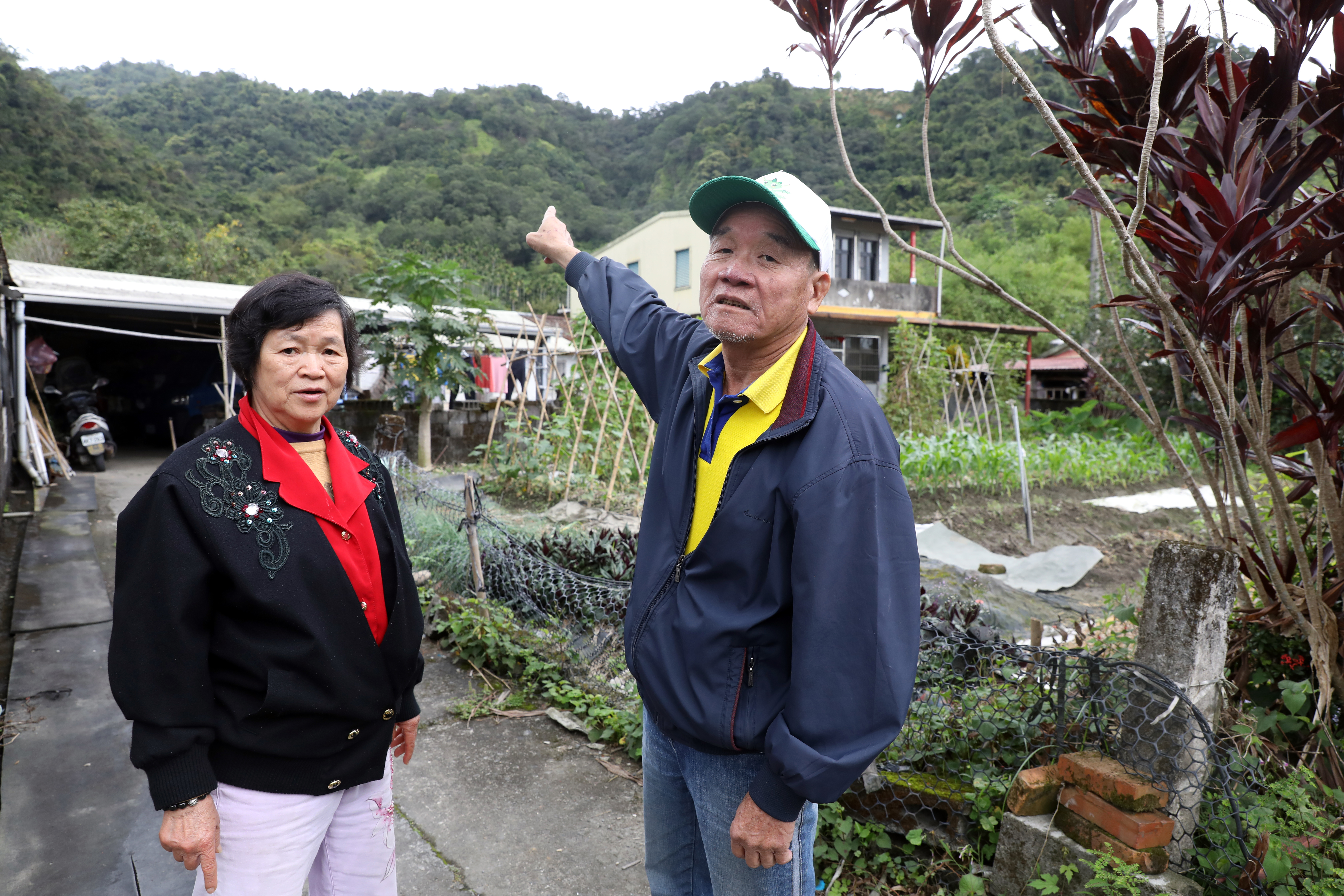 林明枝（右）40年前曾在永侒礦場工作，至今家門望出去還能看到山林被開挖過的痕跡。