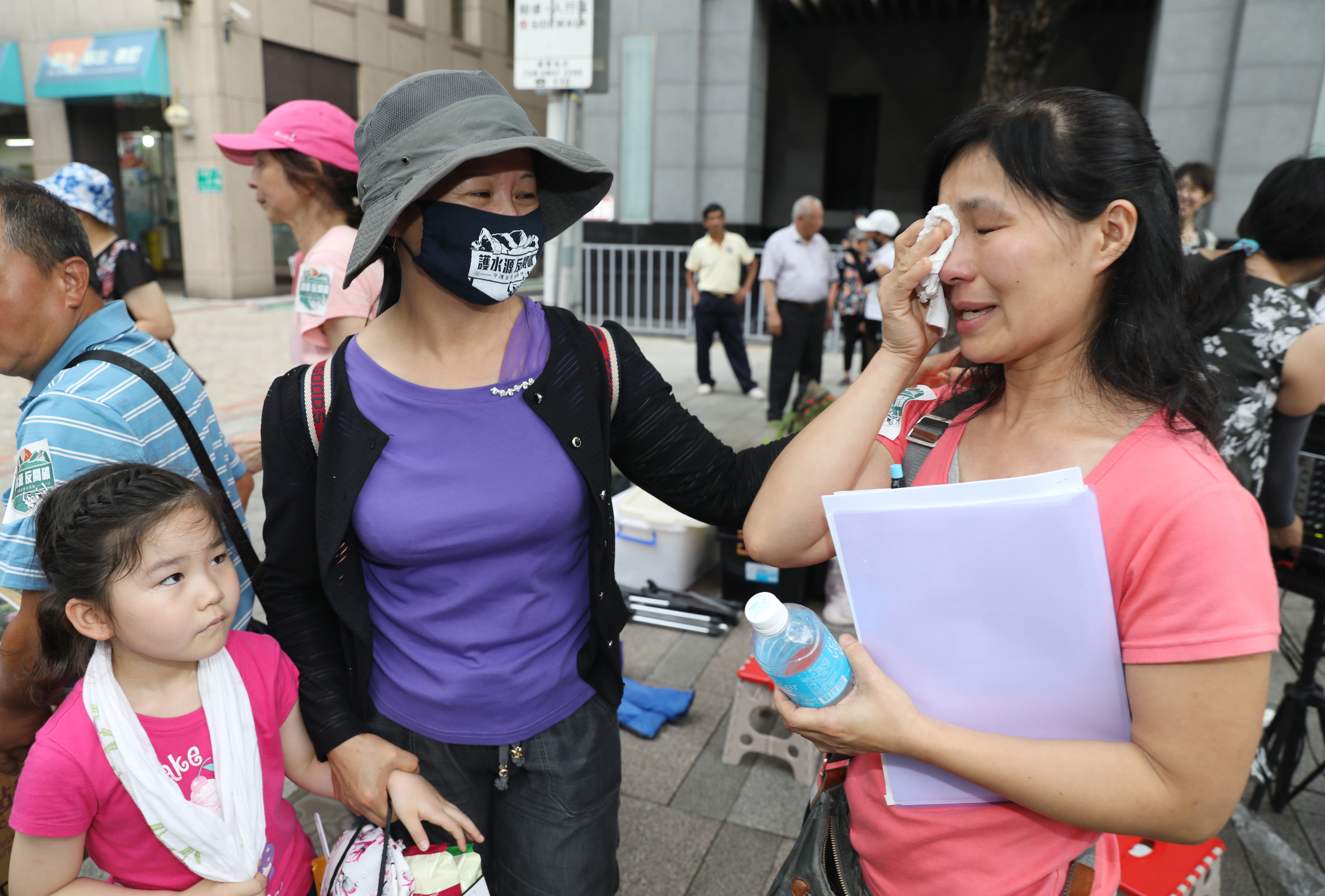 得知永侒進行二階環評，結論將再過1年才出爐，陳明華（右）想到村內將繼續分化撕裂，忍不住落淚。