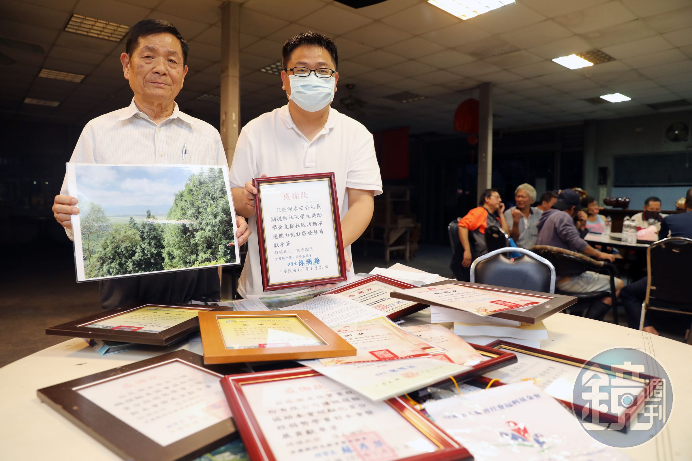 永侒董事長王秋郎（左）4月初接受我們訪談，強調當地瓷土品質佳，未來會積極復育開採地區，把環境影響降到最低。