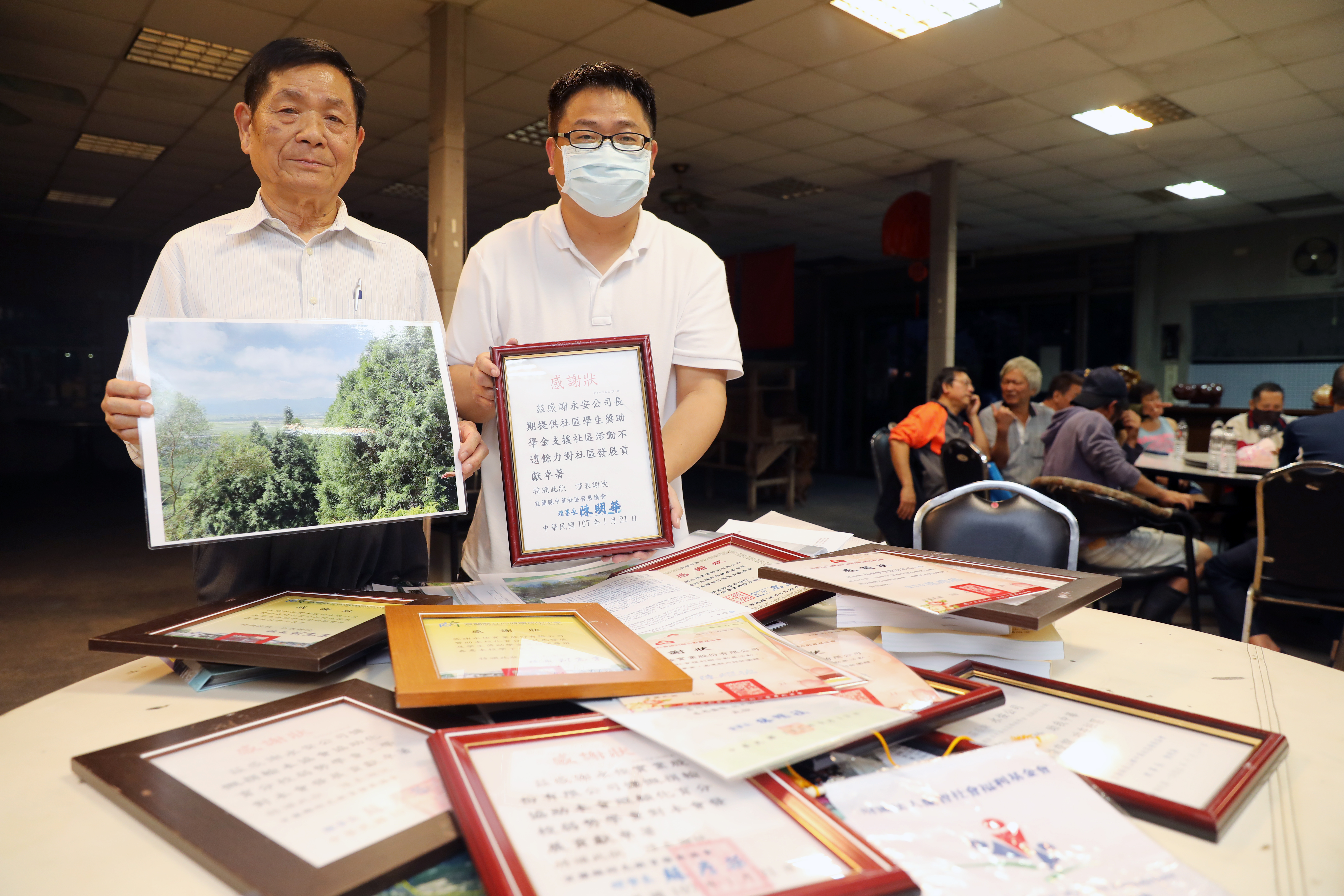 永侒董事長王秋郎（左）4月初接受我們訪談，強調當地瓷土品質佳，未來會積極復育開採地區，把環境影響降到最低。
