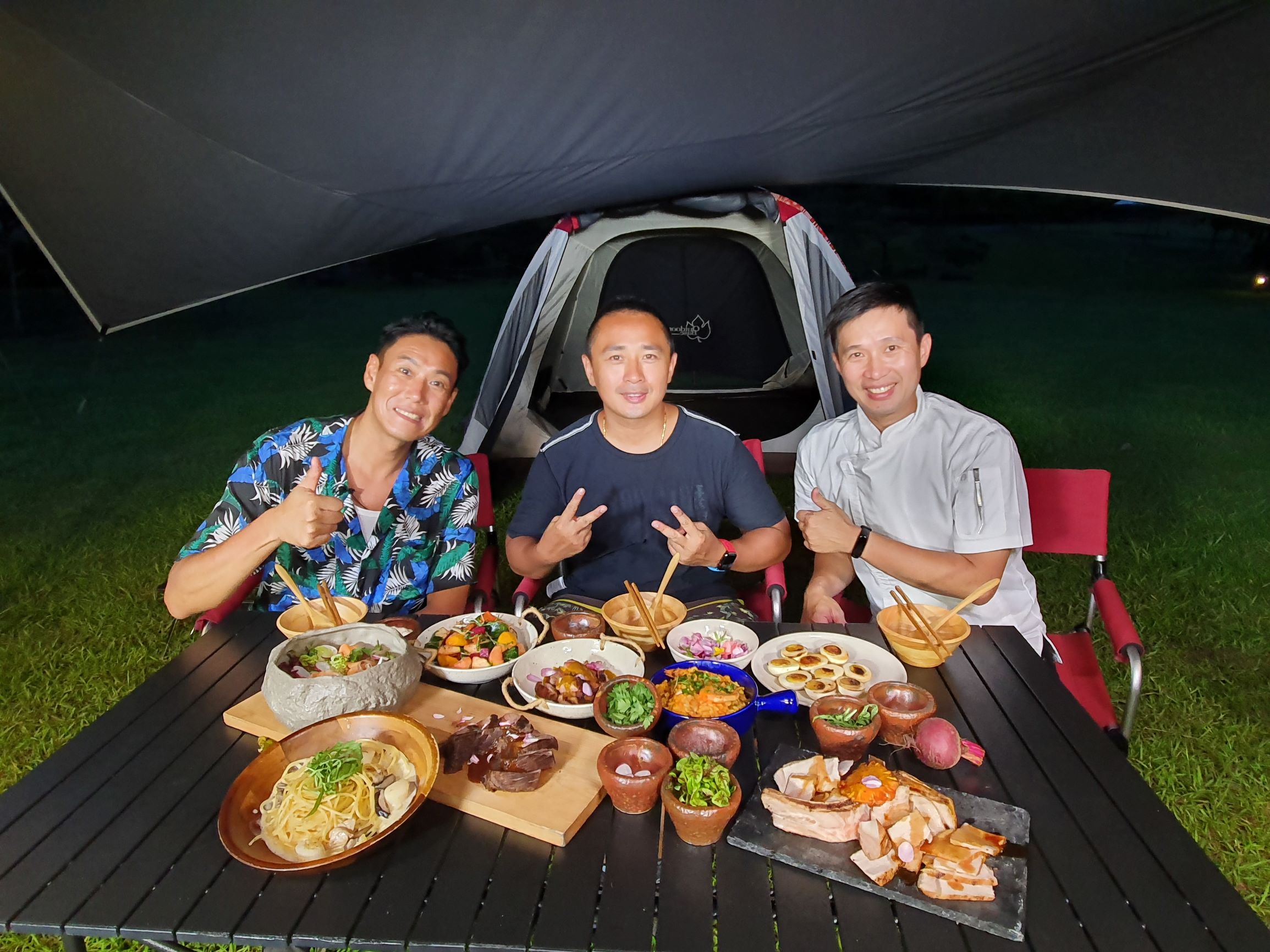 加賀美智久錄製《絕對台灣》第2季，大嗑專業主廚的野炊料理。（國興衛視提供）