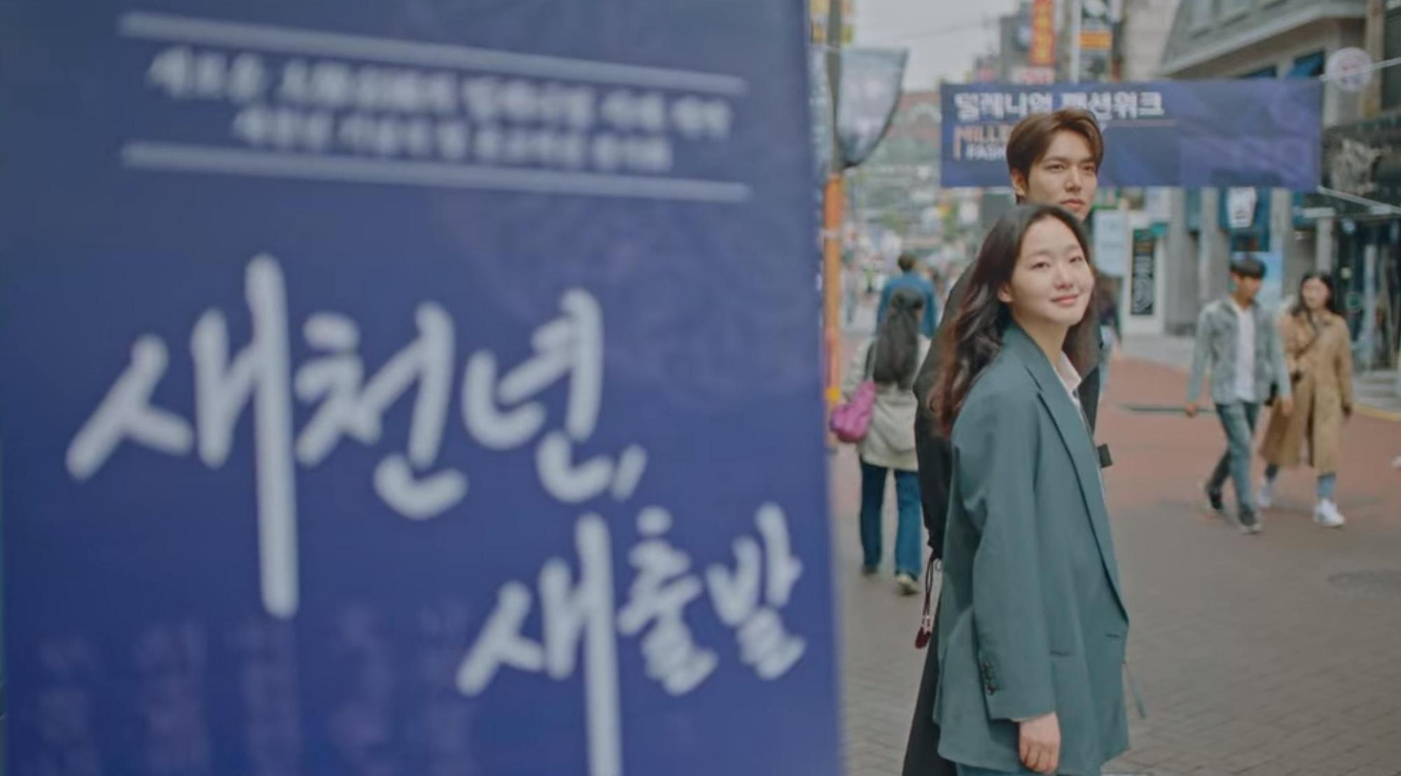 李敏鎬（後）和金高銀重逢後，每週都跑到不同時空約會。（翻攝Netflix）
