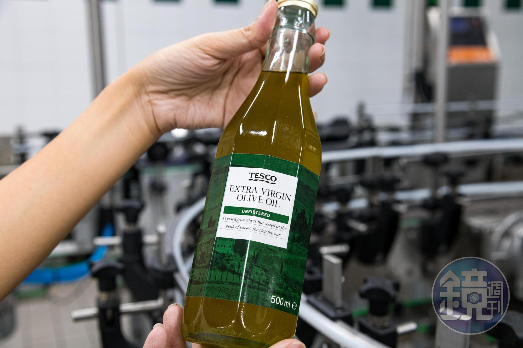 新鮮優質的橄欖油會有果味及青草香，嚐起來有刺激的辛辣感。