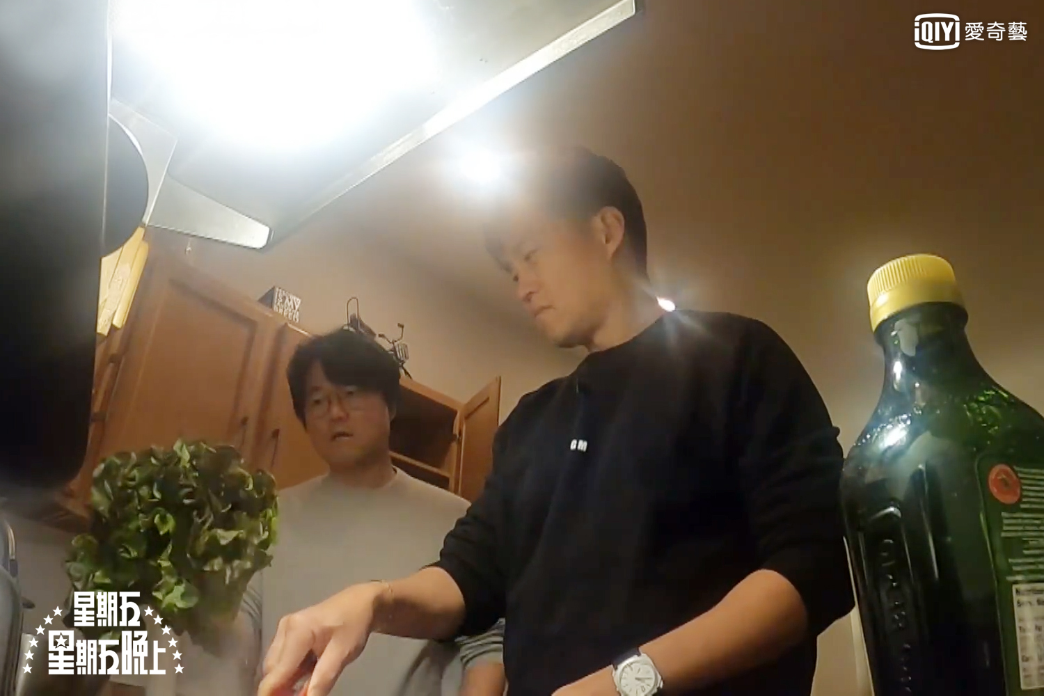 李瑞鎮（右）透露即將帶「一箱肉」給三餐家族加菜，會不會被羅PD（左）阻攔呢？（愛奇藝台灣站提供）