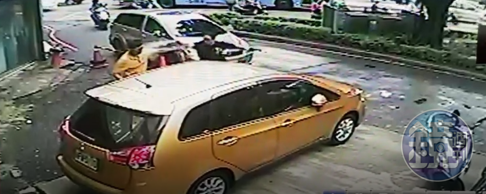 黑衣男持防狼噴霧攻擊A先生。(讀者提供)