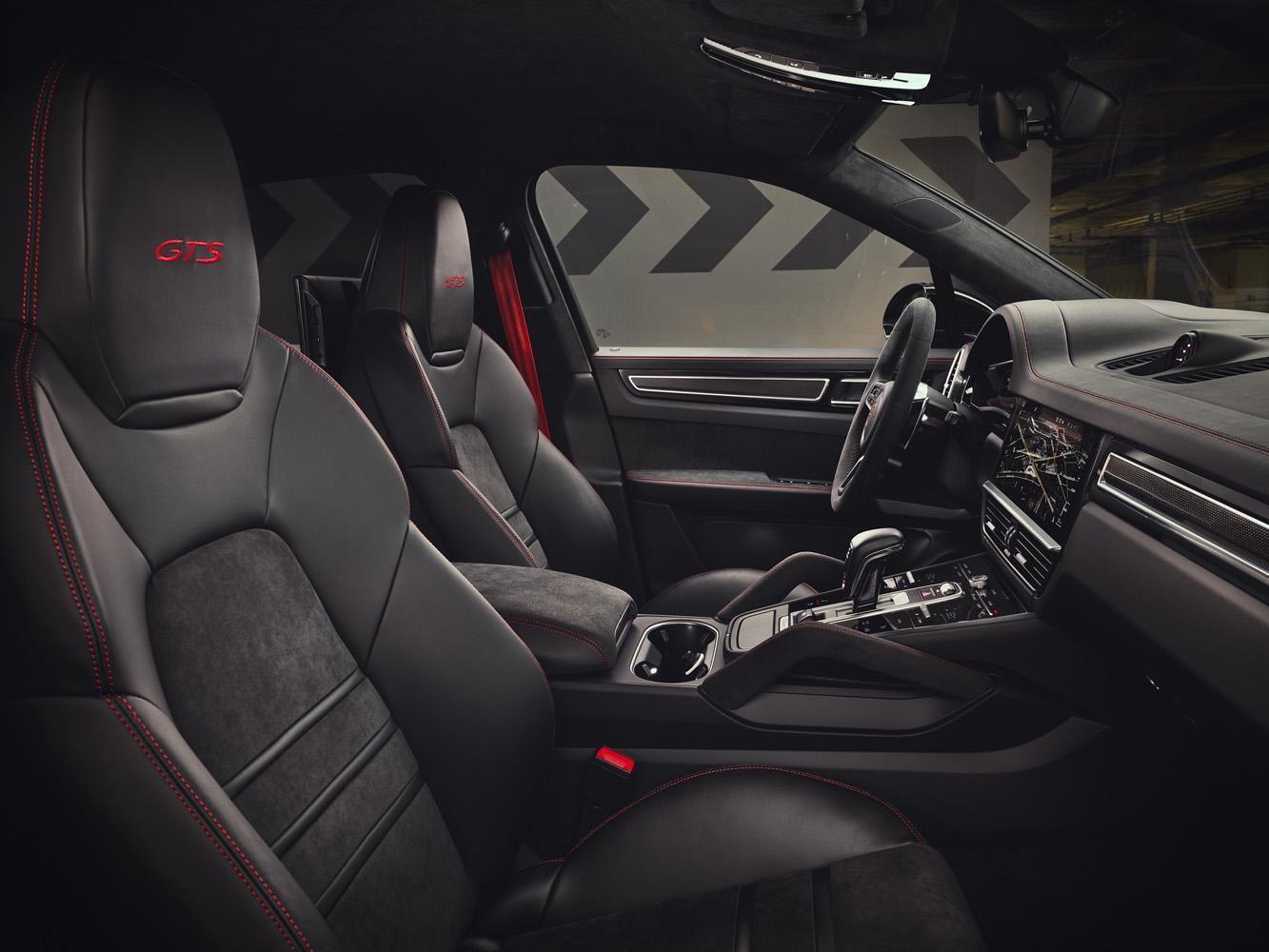 Cayenne GTS 與 Cayenne GTS Coupé前車門檻、轉速錶與座椅頭枕皆落有「GTS」標誌。另有多款個人化選項，包含配色的GTS內裝套件，如胭脂紅、蠟灰以及裝飾車縫線。