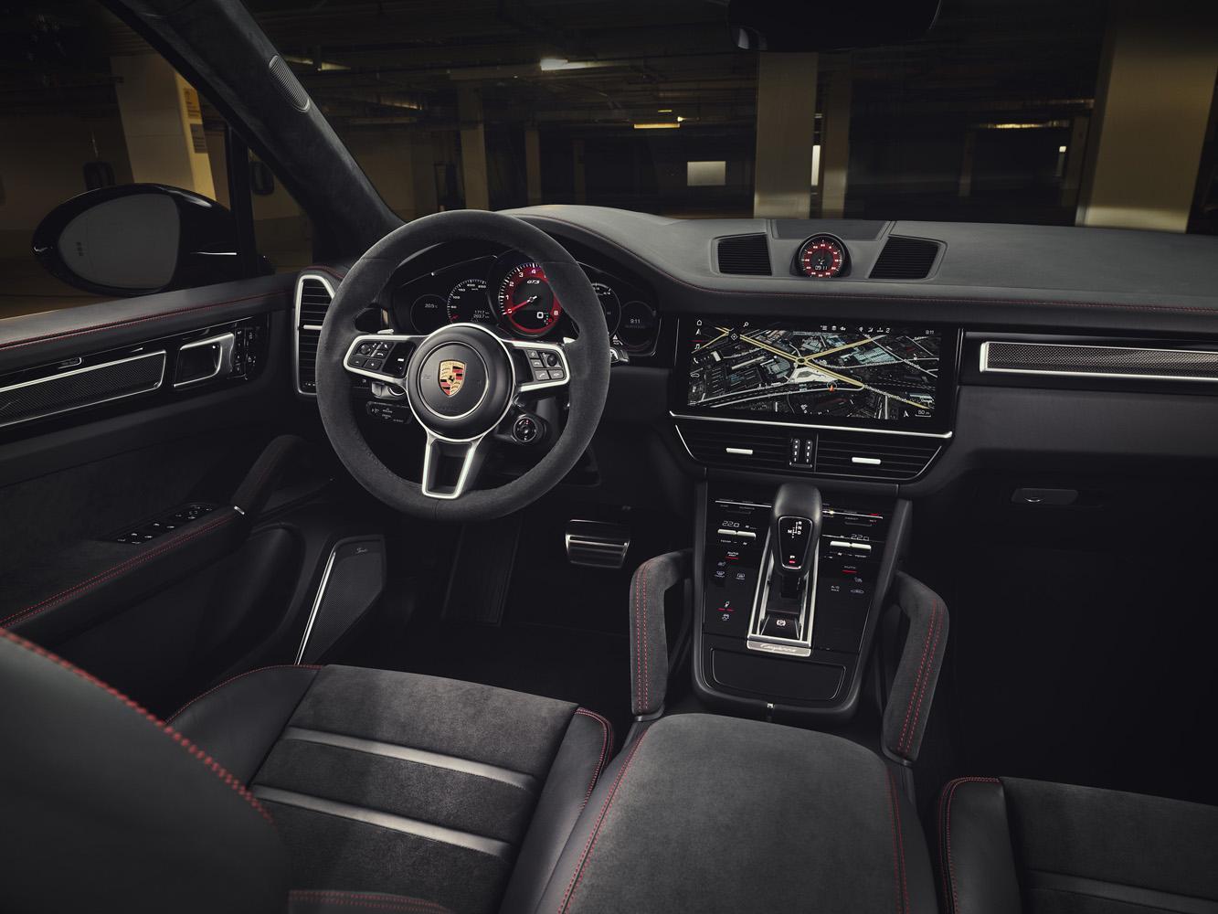 全新Cayenne GTS 與 Cayenne GTS Coupé車內頂篷、座椅中央、中控台扶手與門板皆採用 Al-cantara®高質感麂皮與深色髮絲紋鋁合金飾板，呈現運動化風格內裝同時不失優雅。