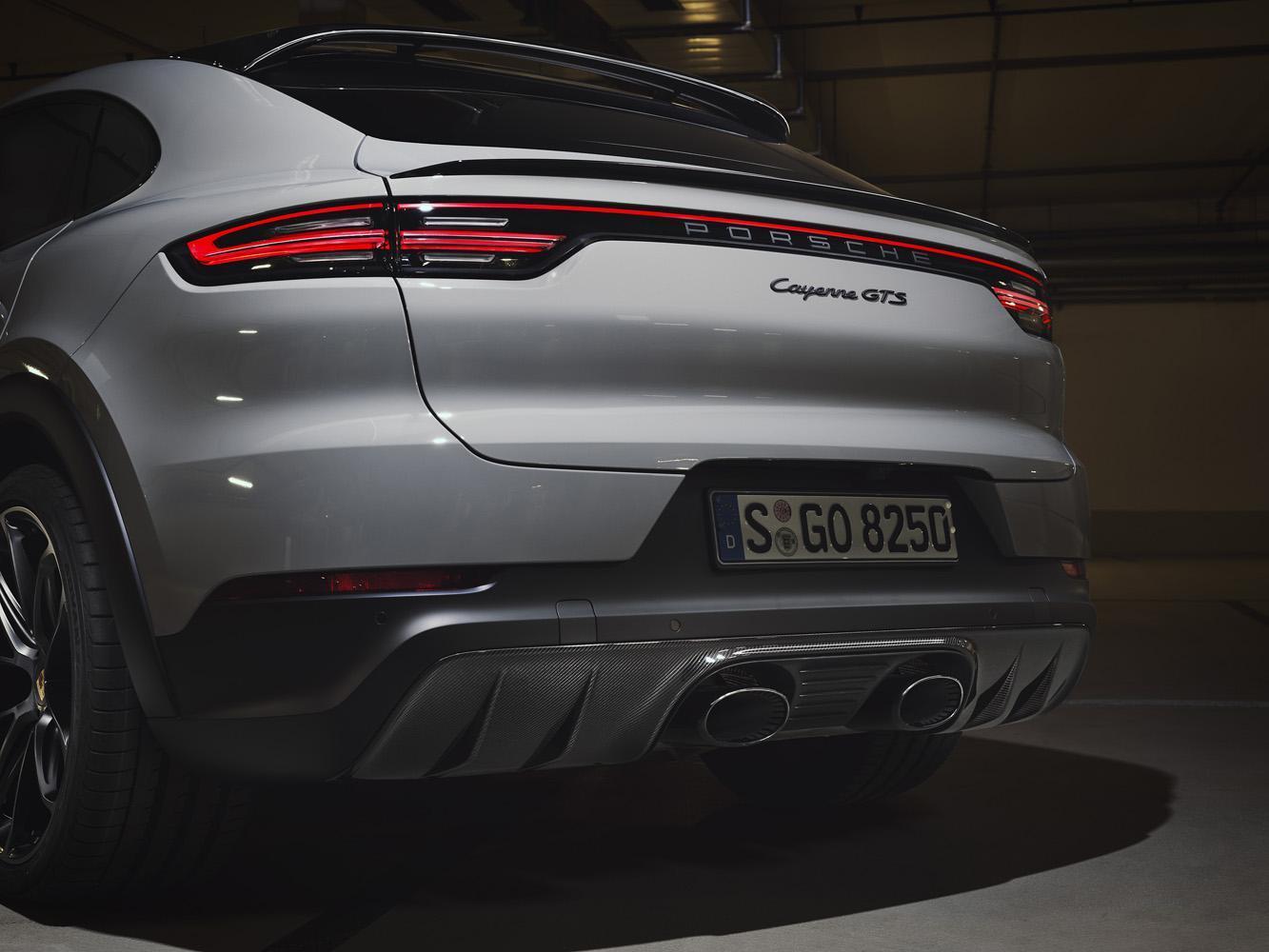 Cayenne GTS Coupé標配跑車化排氣系統與具有動感且獨特的排氣聲浪；標準配備的排氣系統尾管置於車尾外側，營造更強烈的運動氛圍與聲浪效果。