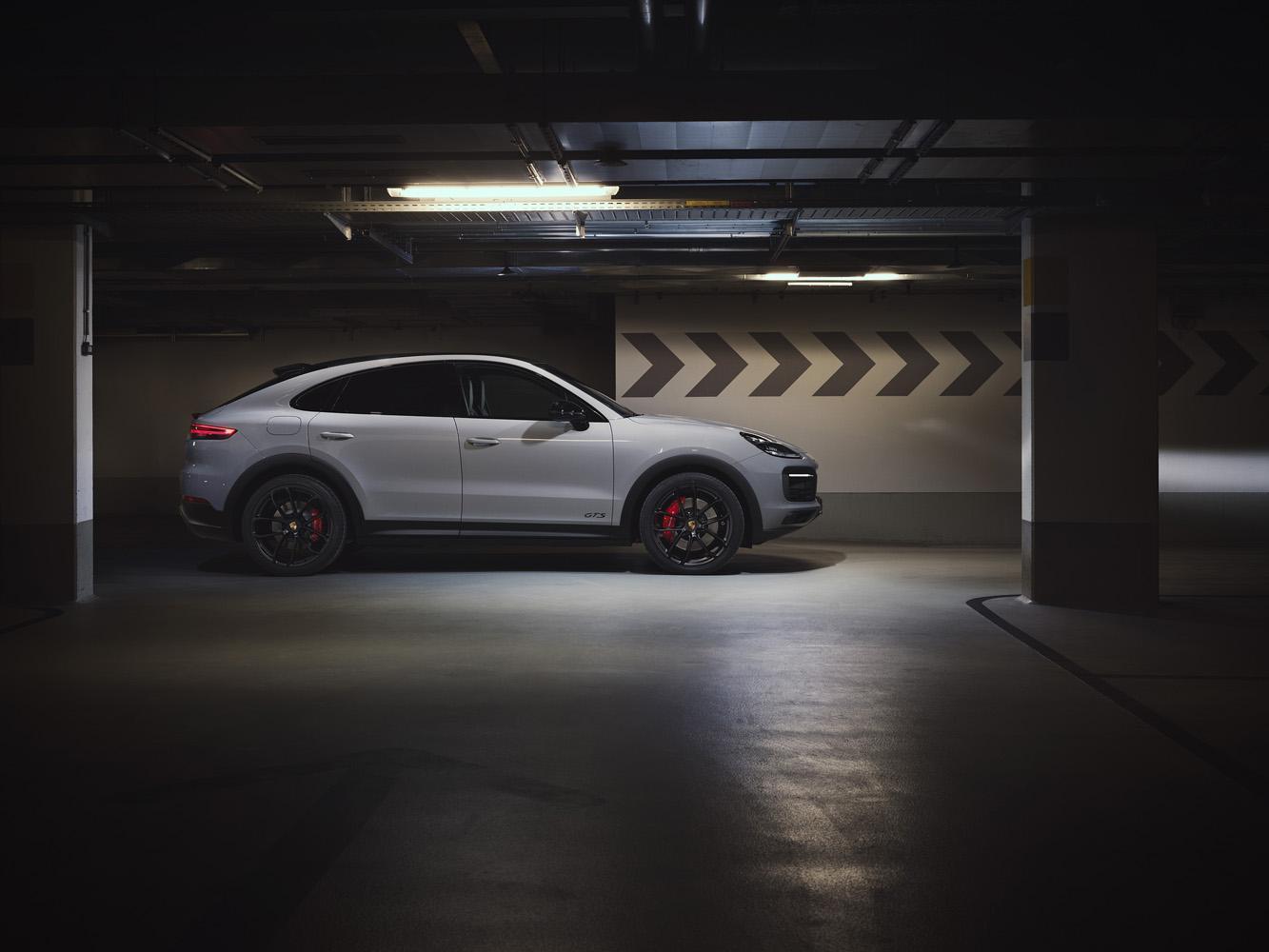 全新 Cayenne GTS Coupé標準配備的鋼製圈簧懸吊包含保時捷主動式懸載調整系統（PASM）以及更加運動化的阻尼控制，將車身降低 20 mm，並創造更好的橫向動態表現。
