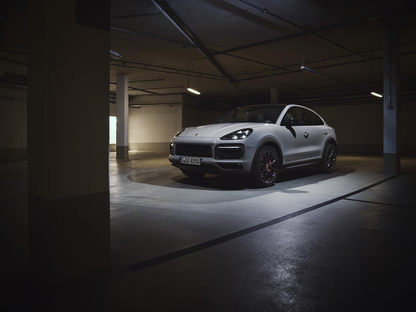 全新 Cayenne GTS 車系標準配備高光澤黑色 21 吋 RS Spyder Design 輪圈，同時配備燻黑LED頭燈系統含保時捷動態照明系統（PDLS）與燻黑LED 尾燈。