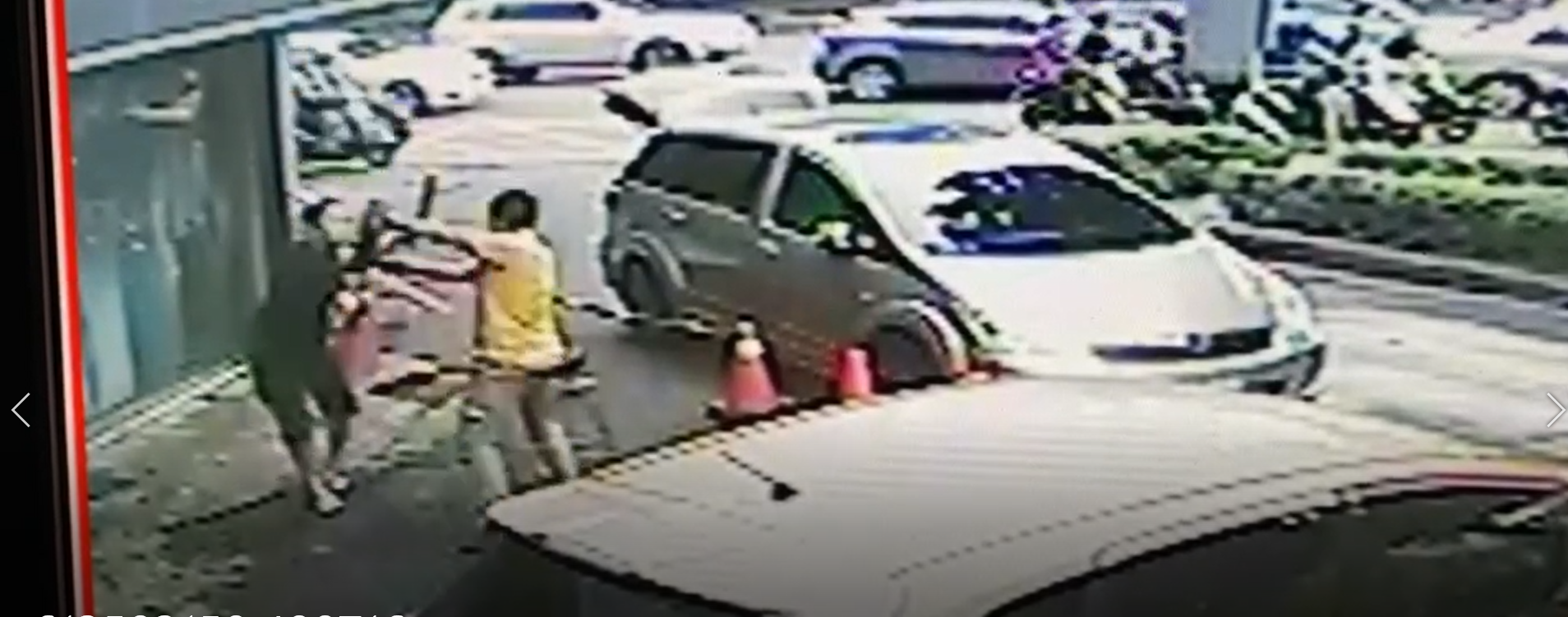 黑衣男持開山刀揮向A先生，A先生拿起三角錐抵擋。（讀者提供）