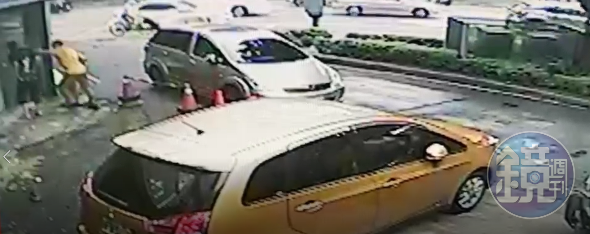 A先生將黑衣男壓制在角落。（讀者提供）