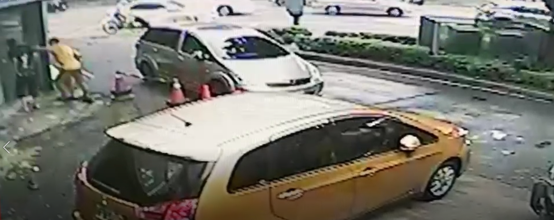 A先生將黑衣男壓制在角落。(讀者提供)