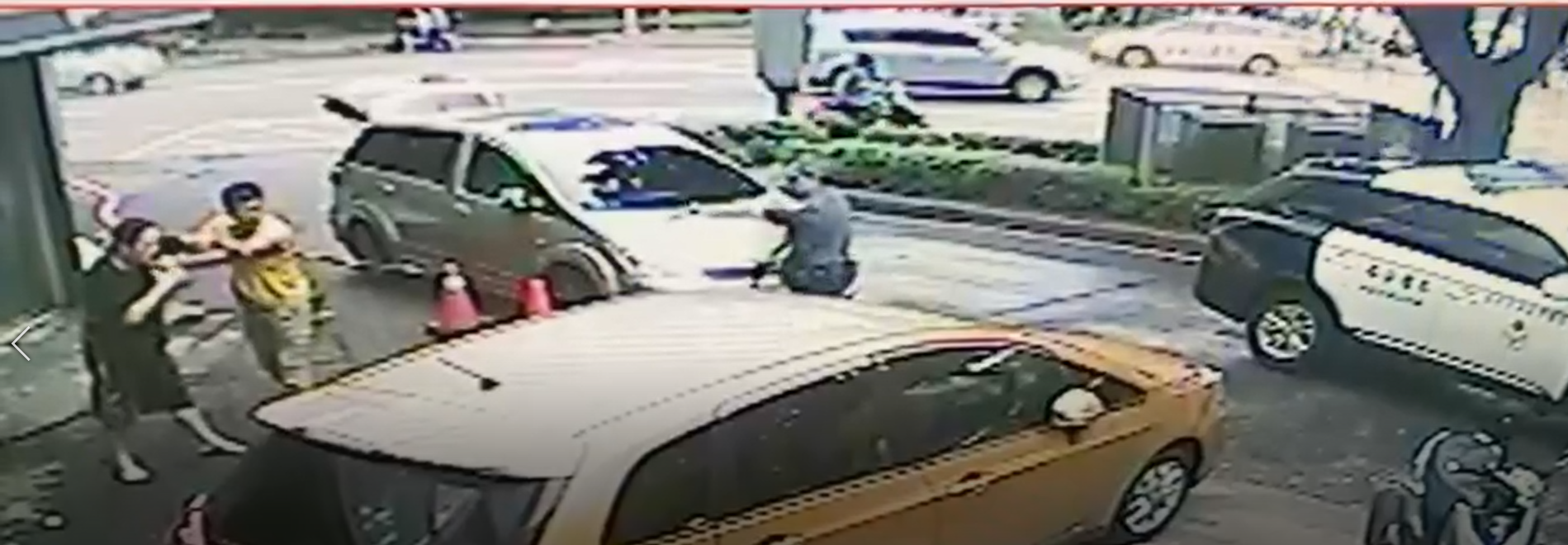 警方到場喝斥雙方停止動作。（讀者提供）