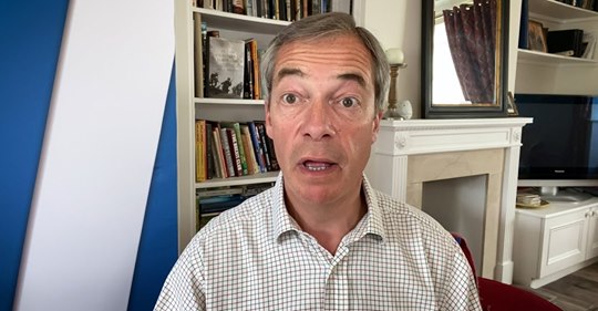 英國爭議性的政治人物法拉吉，是民粹的陰謀論散佈者。（網路截圖：YouTube）