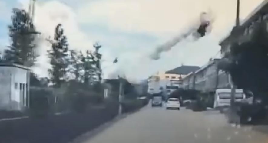 浙江油罐車爆炸,小客車被噴飛在空中。(翻攝自微博)