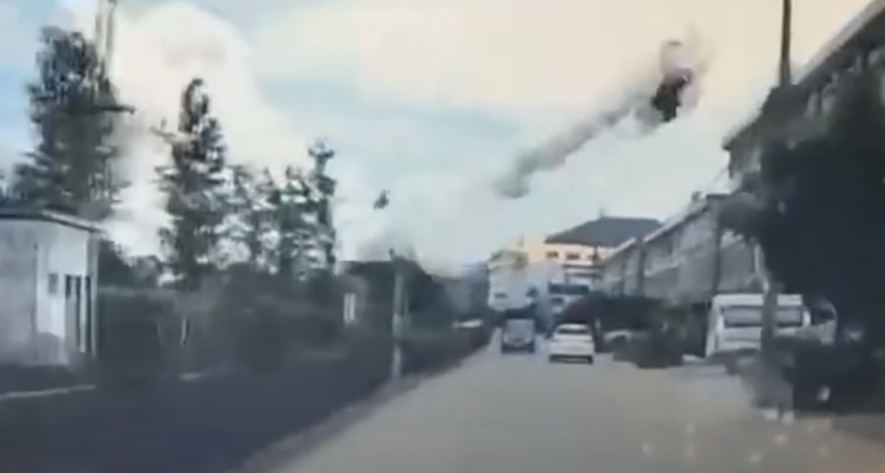 浙江油罐車爆炸，小客車被噴飛在空中。（翻攝自微博）