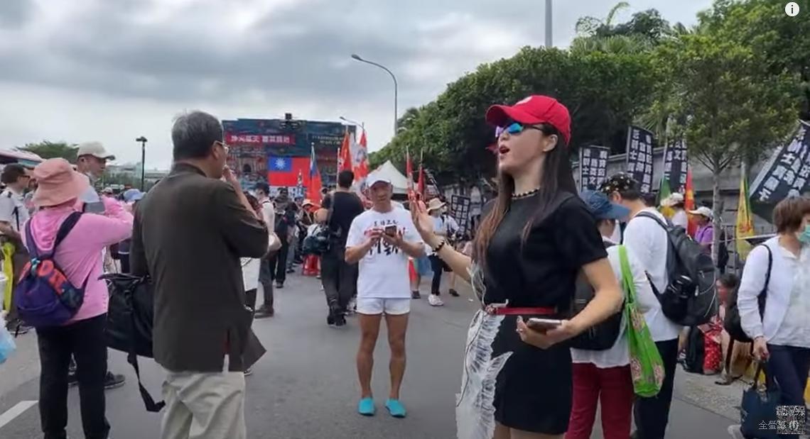 直播主高鈞鈞在凱道現場直擊抗議活動。(翻攝自高鈞鈞的YouTube頻道)