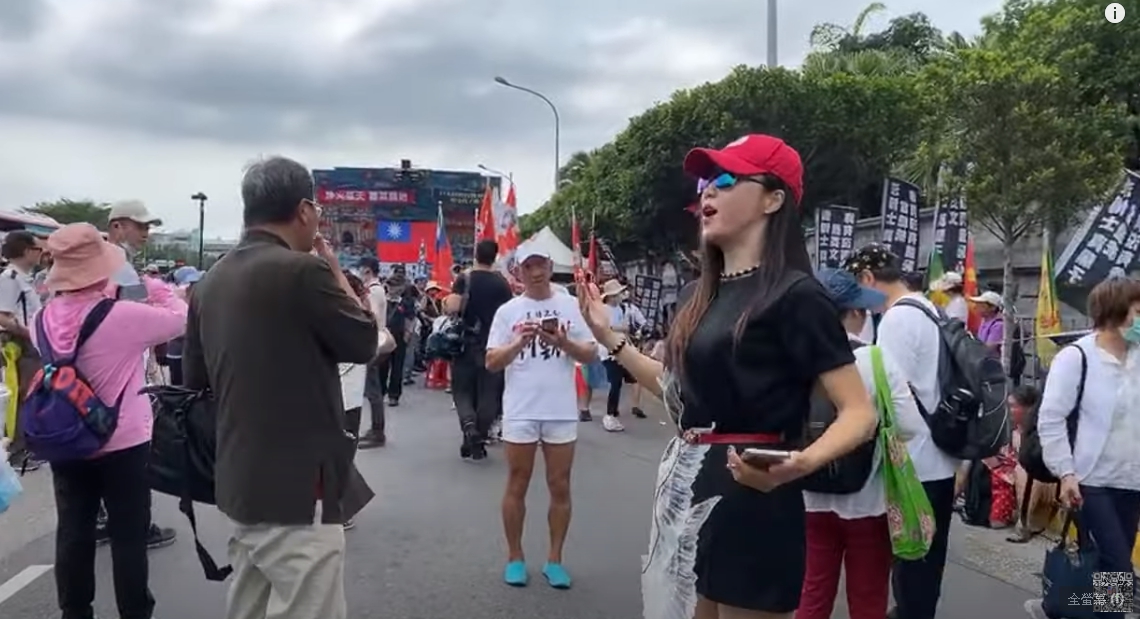 直播主高鈞鈞在凱道現場直擊抗議活動。（翻攝自高鈞鈞的YouTube頻道）