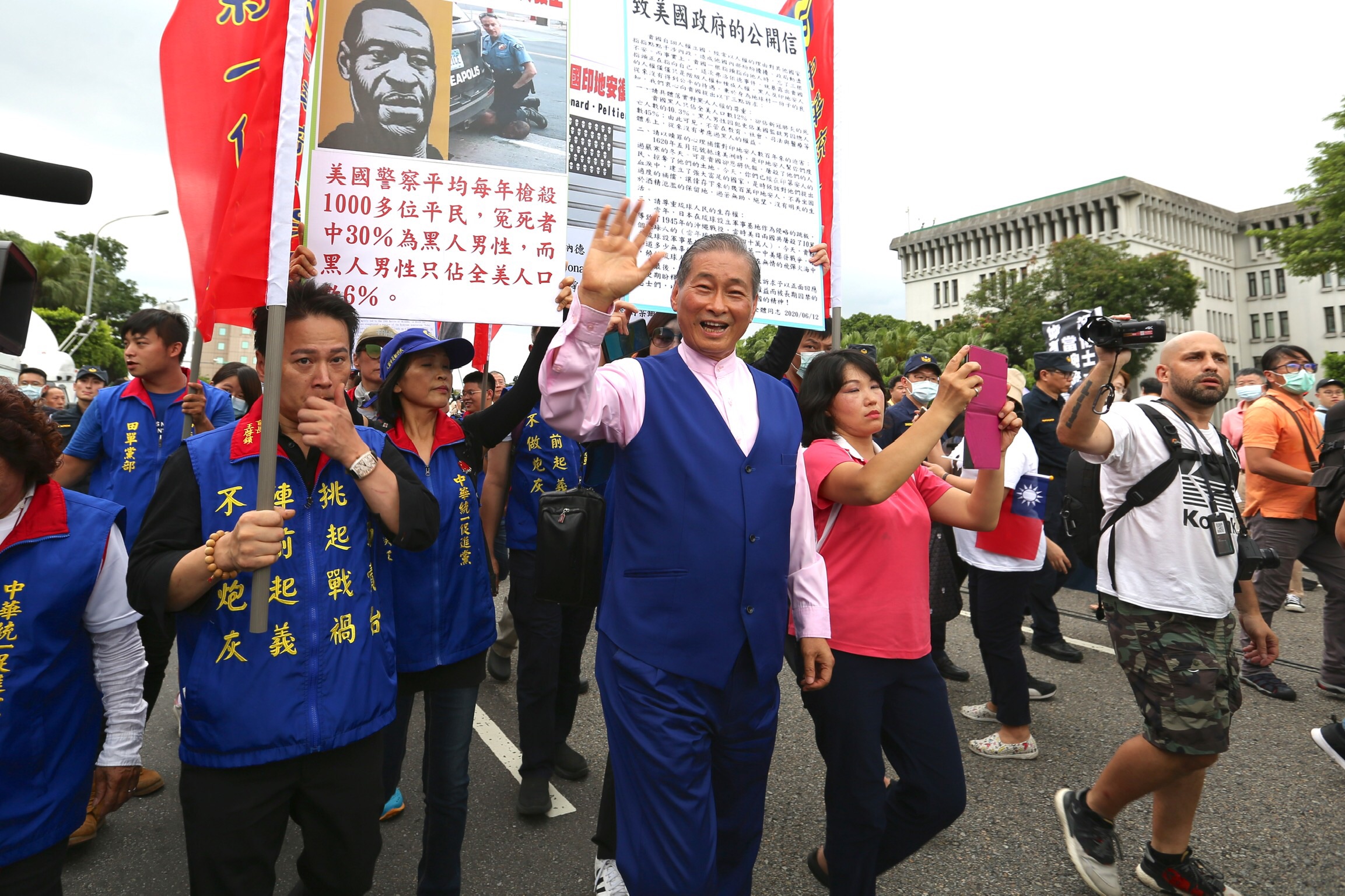 白狼張安樂也到場響應,批蔡政府只關心香港,而不管美國的人權問題。