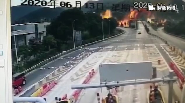 油罐車爆炸瞬間影像曝光。（圖截自微博）