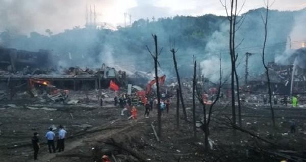  油罐車爆炸威力強大，附近的村莊幾乎半毀。（圖截自微博）