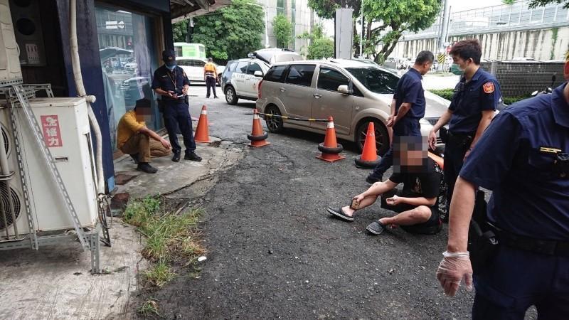 楊男涉嫌持刀攻擊軍品店店長被警方壓制在地上逮捕。(翻攝畫面)