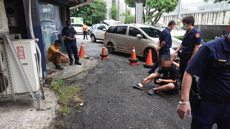 楊男涉嫌持刀攻擊軍品店店長被警方壓制在地上逮捕。（翻攝畫面）
