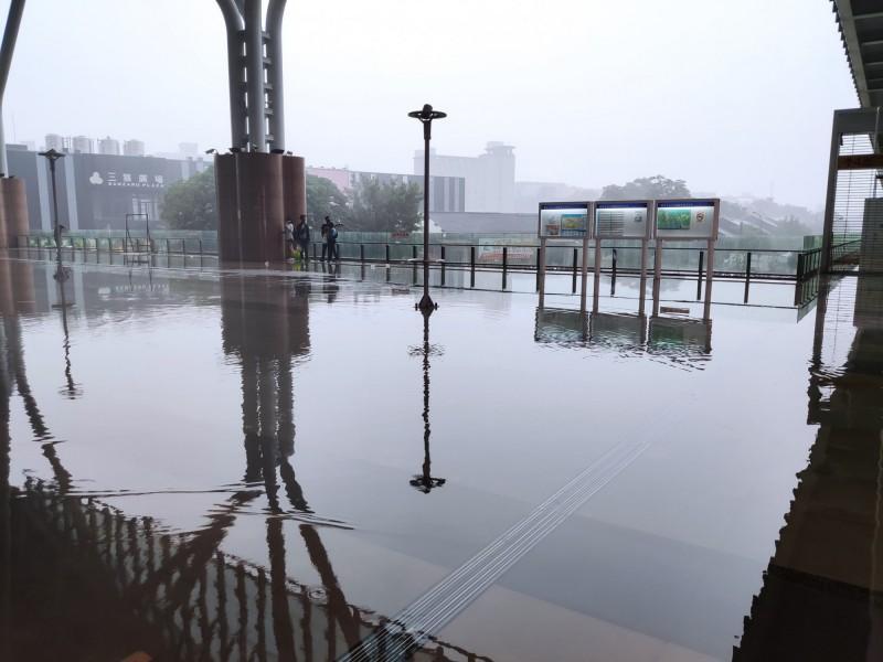 台中火車站因傾盆大雨排水不及,出現多處積淹水狀況。(翻攝自爆料公社)