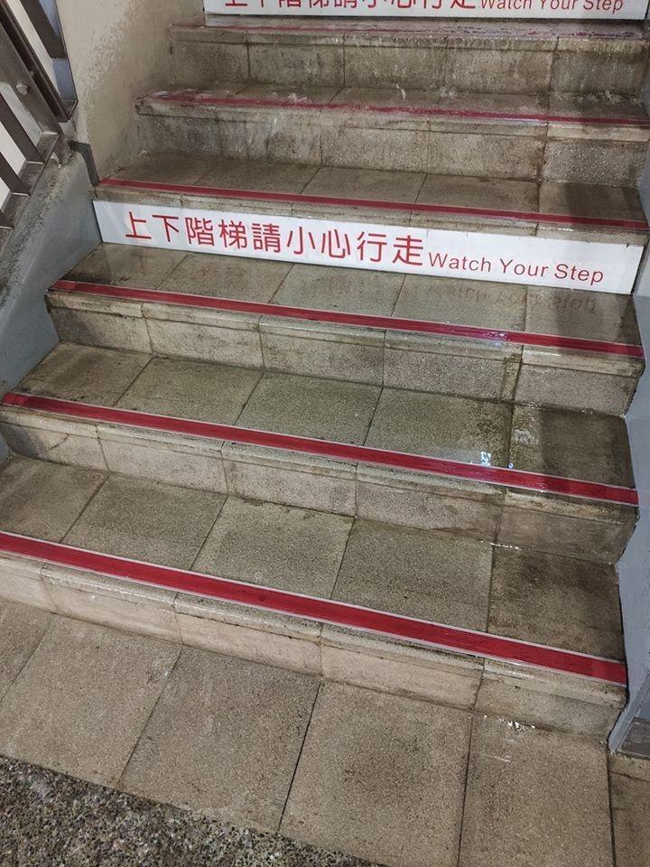 台中火車站因雨彈來的太及,出現樓梯瀑布的情況。(翻攝自爆料公社)
