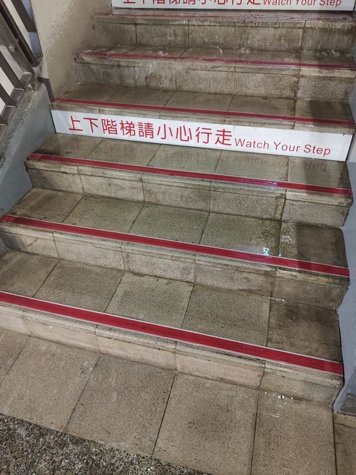 台中火車站因雨彈來的太及，出現樓梯瀑布的情況。（翻攝自爆料公社）