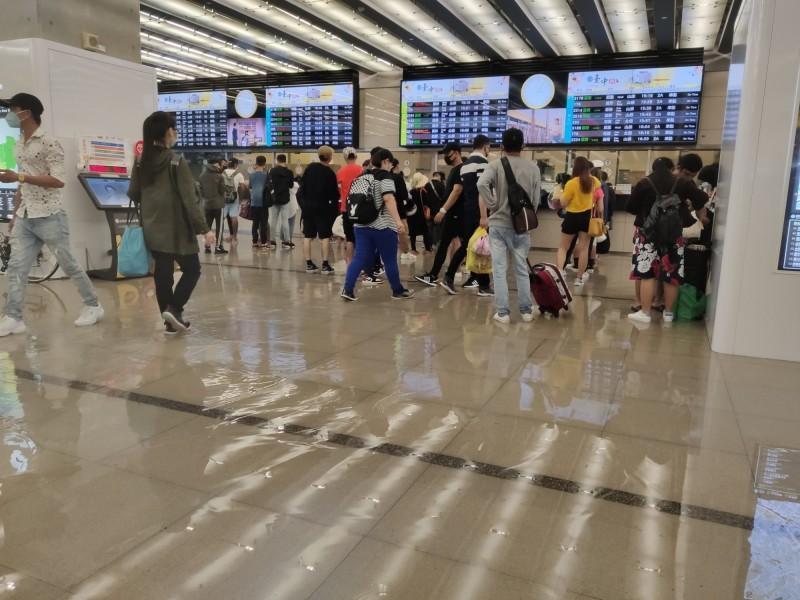 台中火車站因傾盆大雨排水不及,出現多處積淹水狀況。(翻攝自爆料公社)